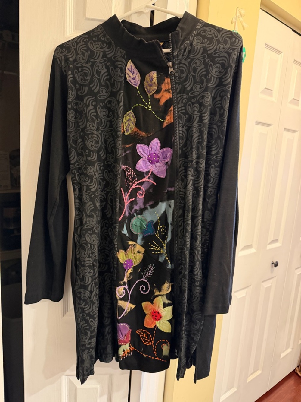 Windhorse (Windhorse) Black Embroidered Cotton Jacket with Floral Stitching